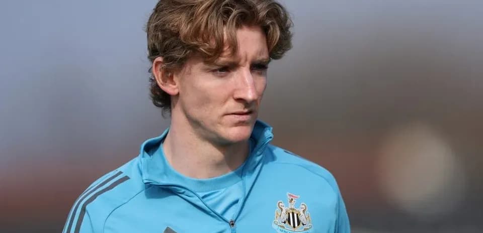 Jugador de Newcastle United durante sesión de entrenamiento