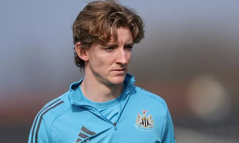 Jugador de Newcastle United durante sesión de entrenamiento