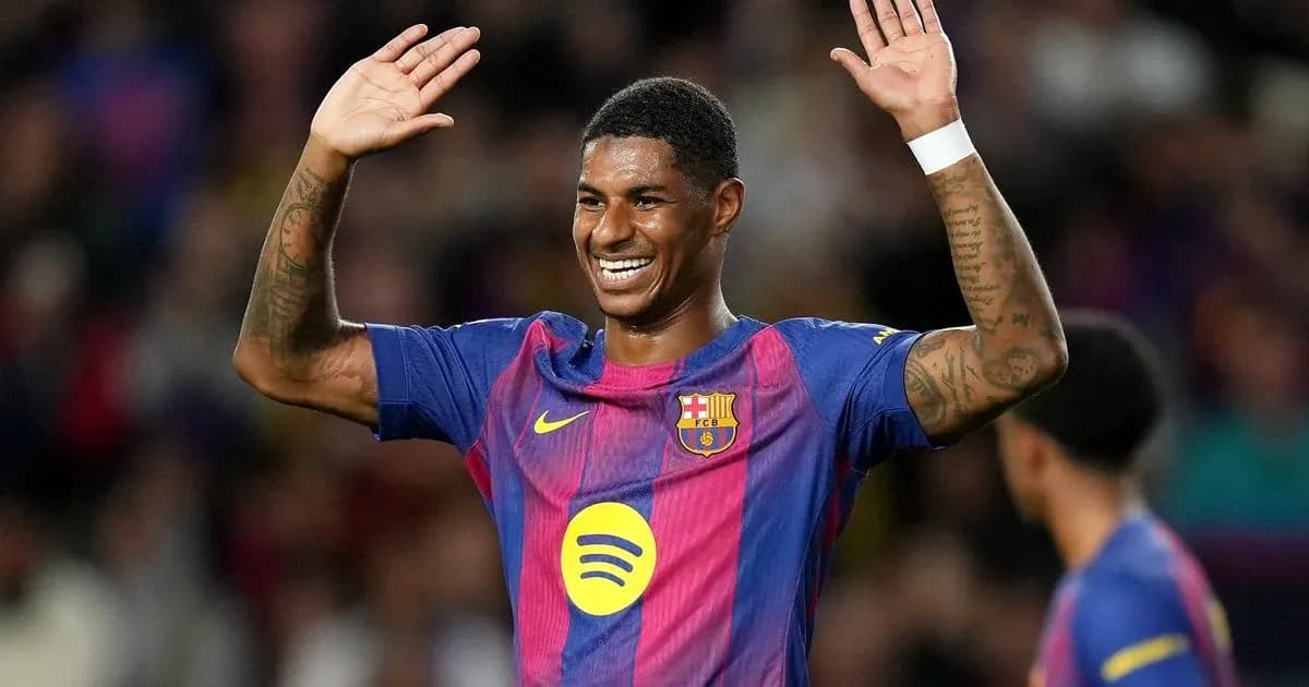 Jugador de Barcelona saludando al público en el estadio