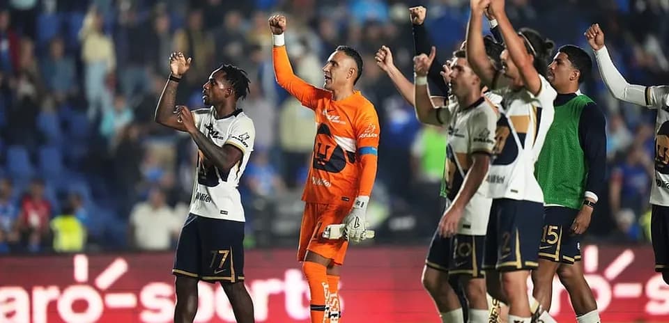 Jugadores de Pumas celebrando después del partido