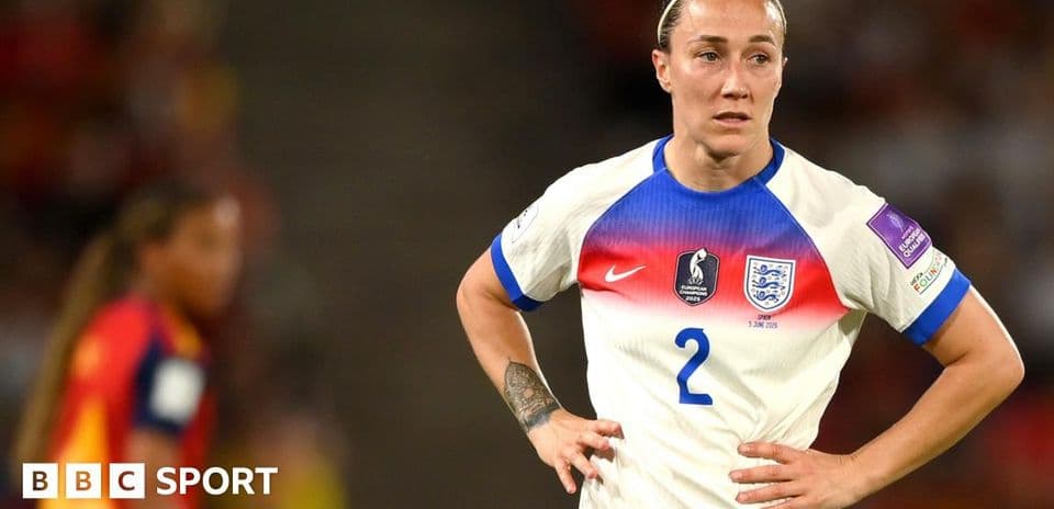 Jugadora de Inglaterra con uniforme en el campo