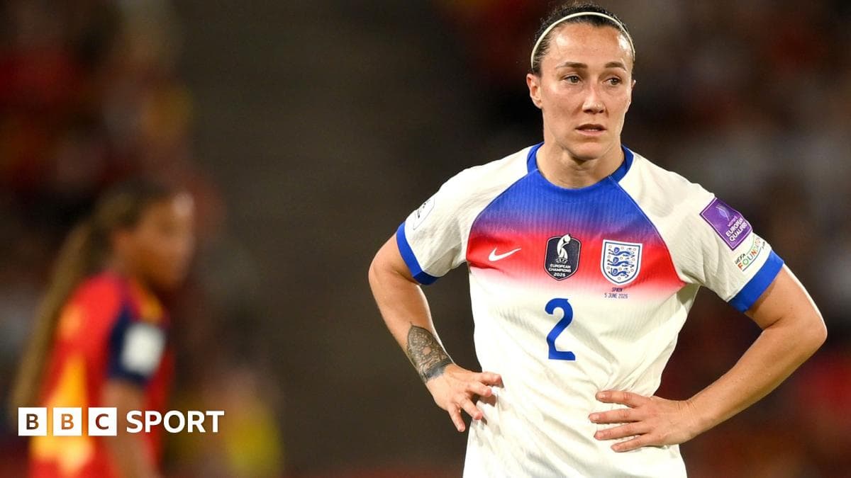Jugadora de Inglaterra con uniforme en el campo