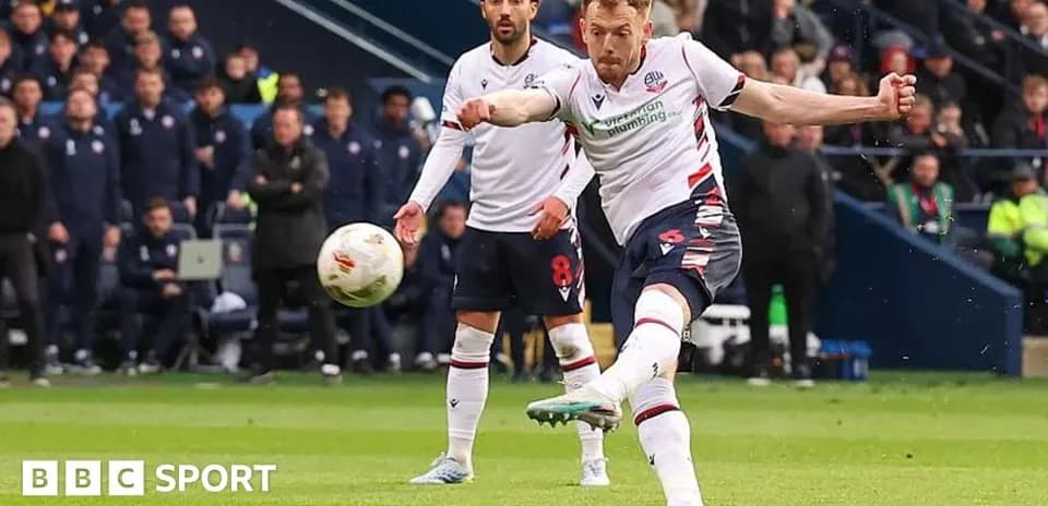 Jugador de Bolton disparando durante un partido