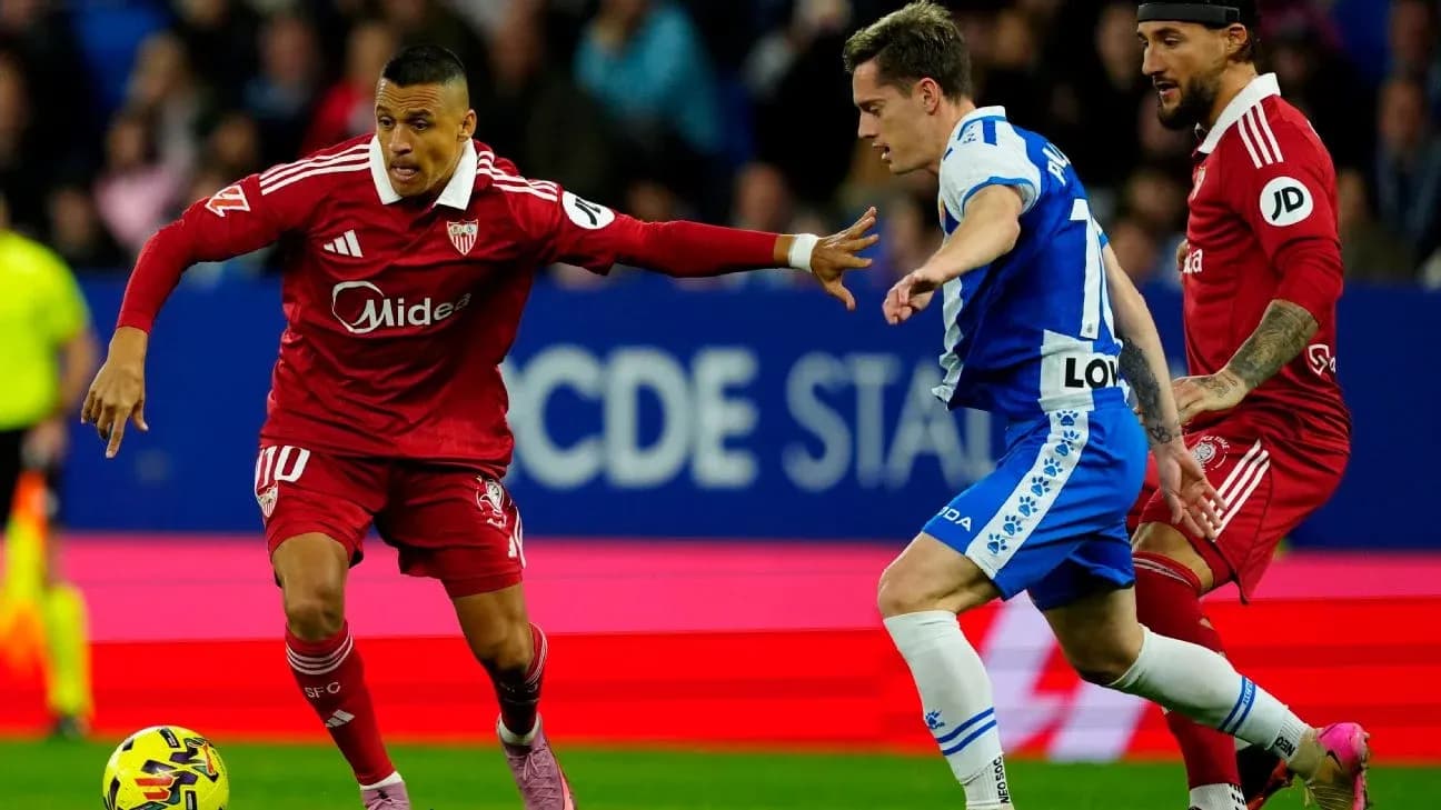 Jugador de Sevilla driblando a rival de Espanyol