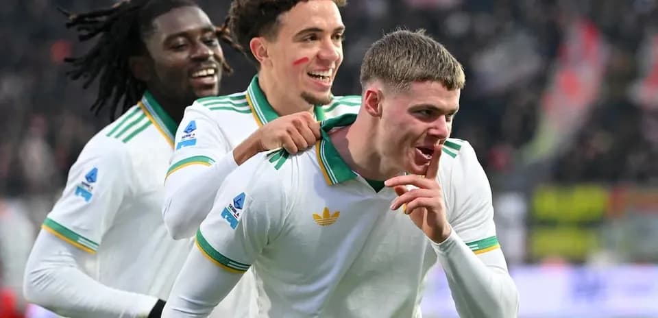 Jugadores celebrando un gol en partido de Serie A