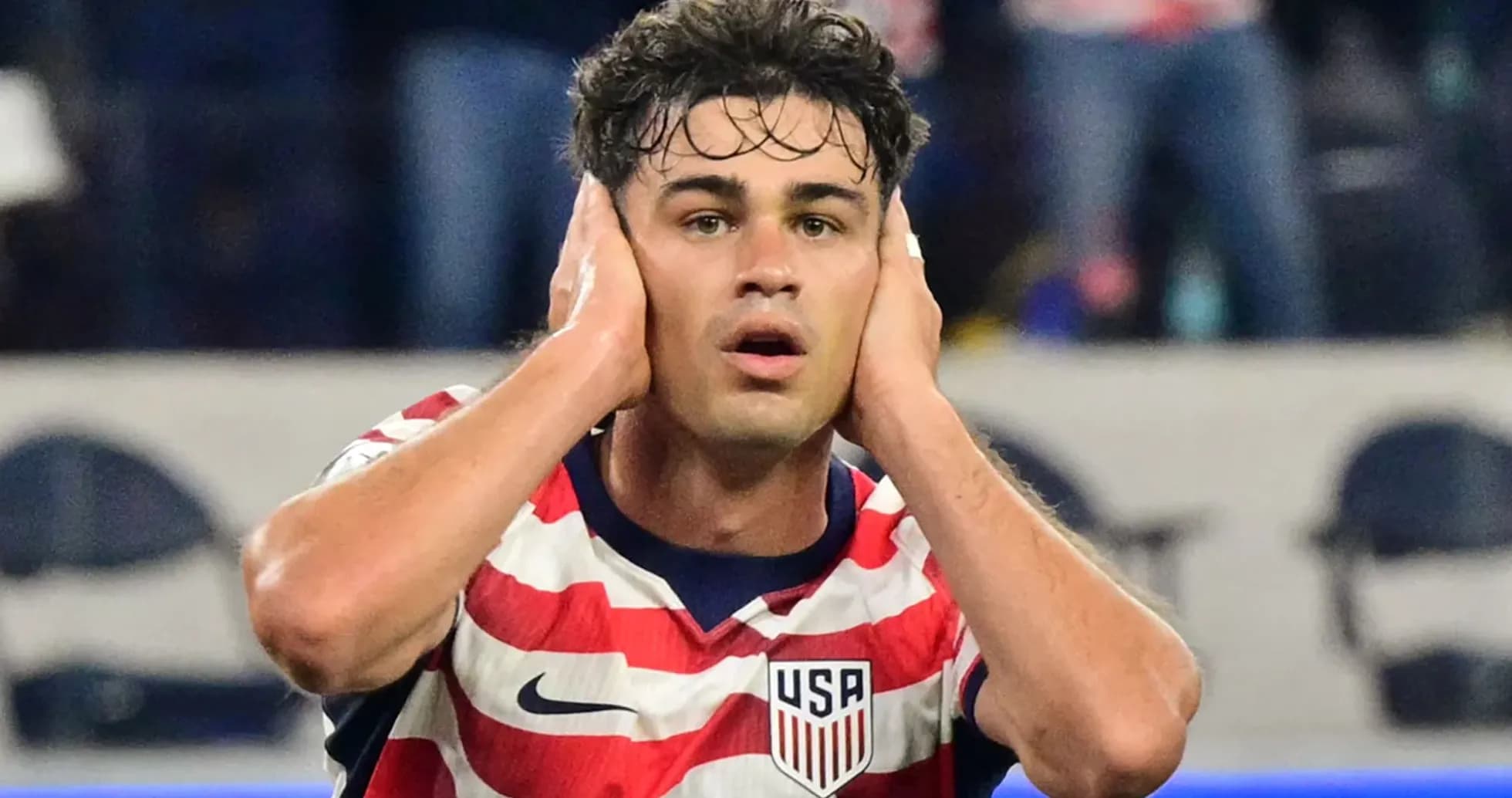 Jugador de Estados Unidos cubriéndose los oídos