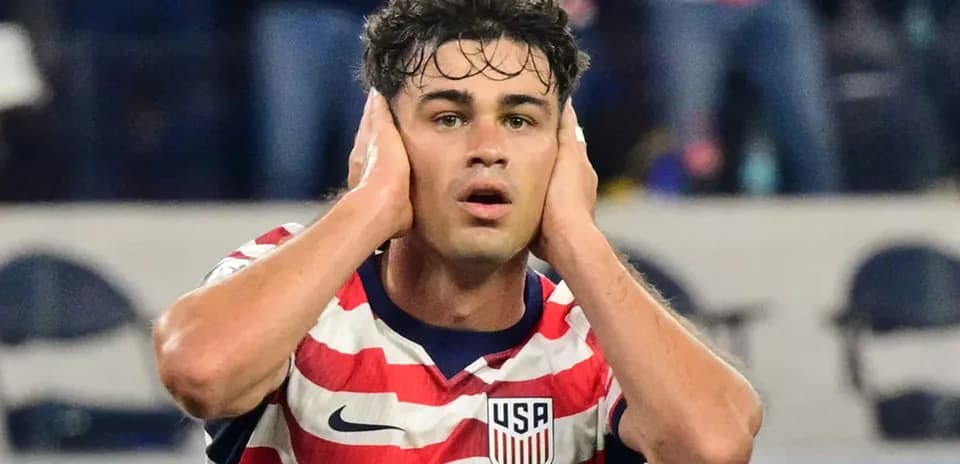 Jugador de Estados Unidos cubriéndose los oídos