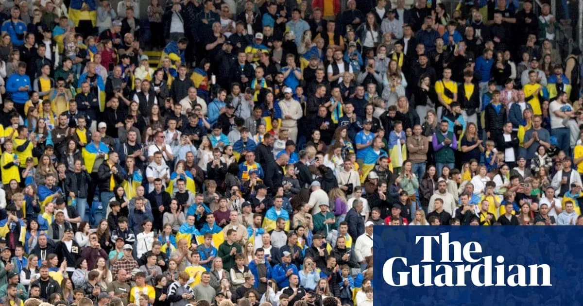 Multitud de aficionados animando en el estadio