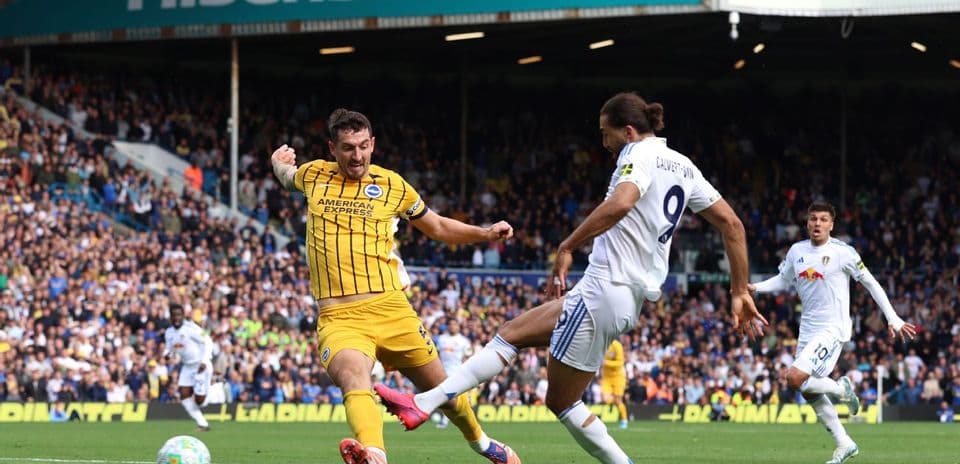 Jugador de Brighton derribado por jugador de Leeds