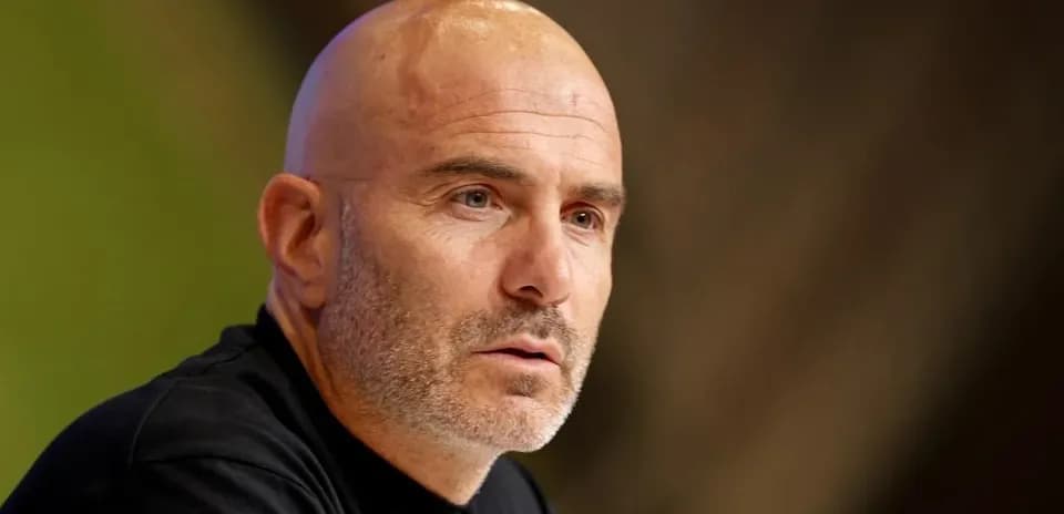Entrenador hablando durante una conferencia de prensa