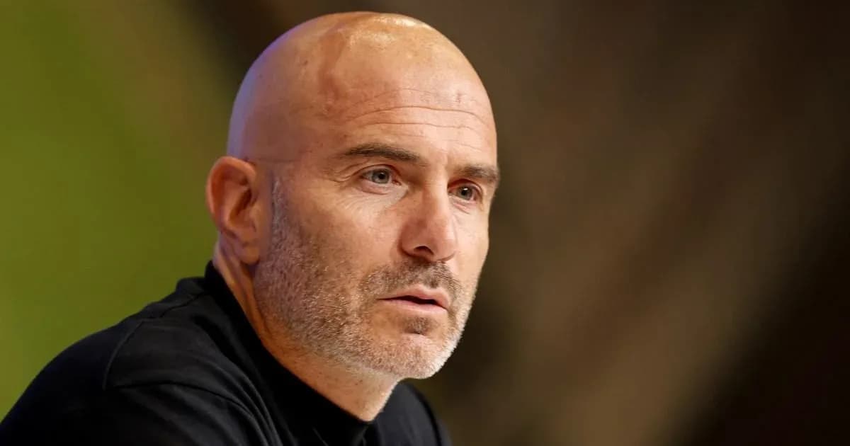 Entrenador hablando durante una conferencia de prensa