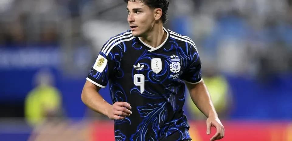 Jugador de Argentina corriendo en el campo de fútbol