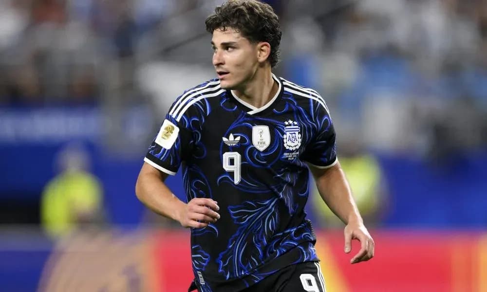 Jugador de Argentina corriendo en el campo de fútbol