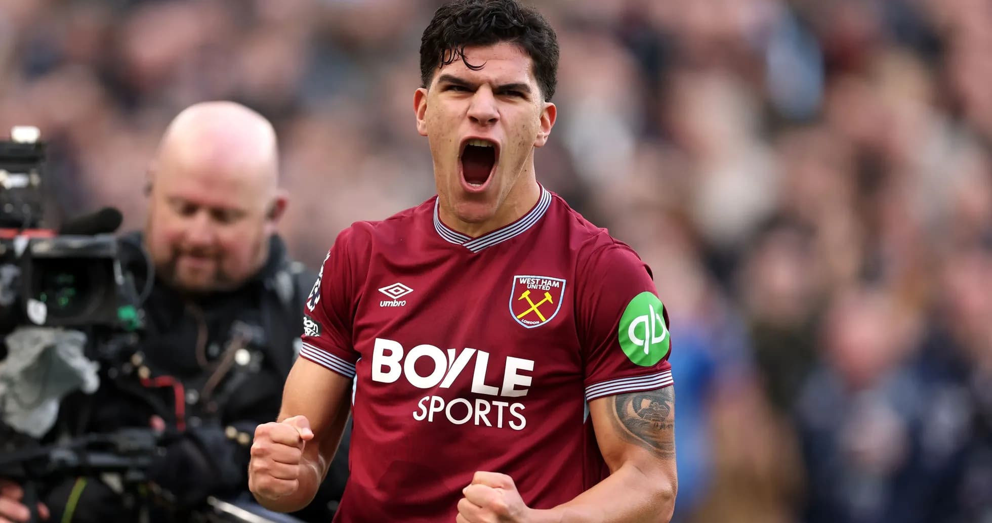 Jugador de West Ham celebrando con puño cerrado
