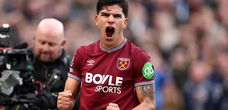 Jugador de West Ham celebrando con puño cerrado