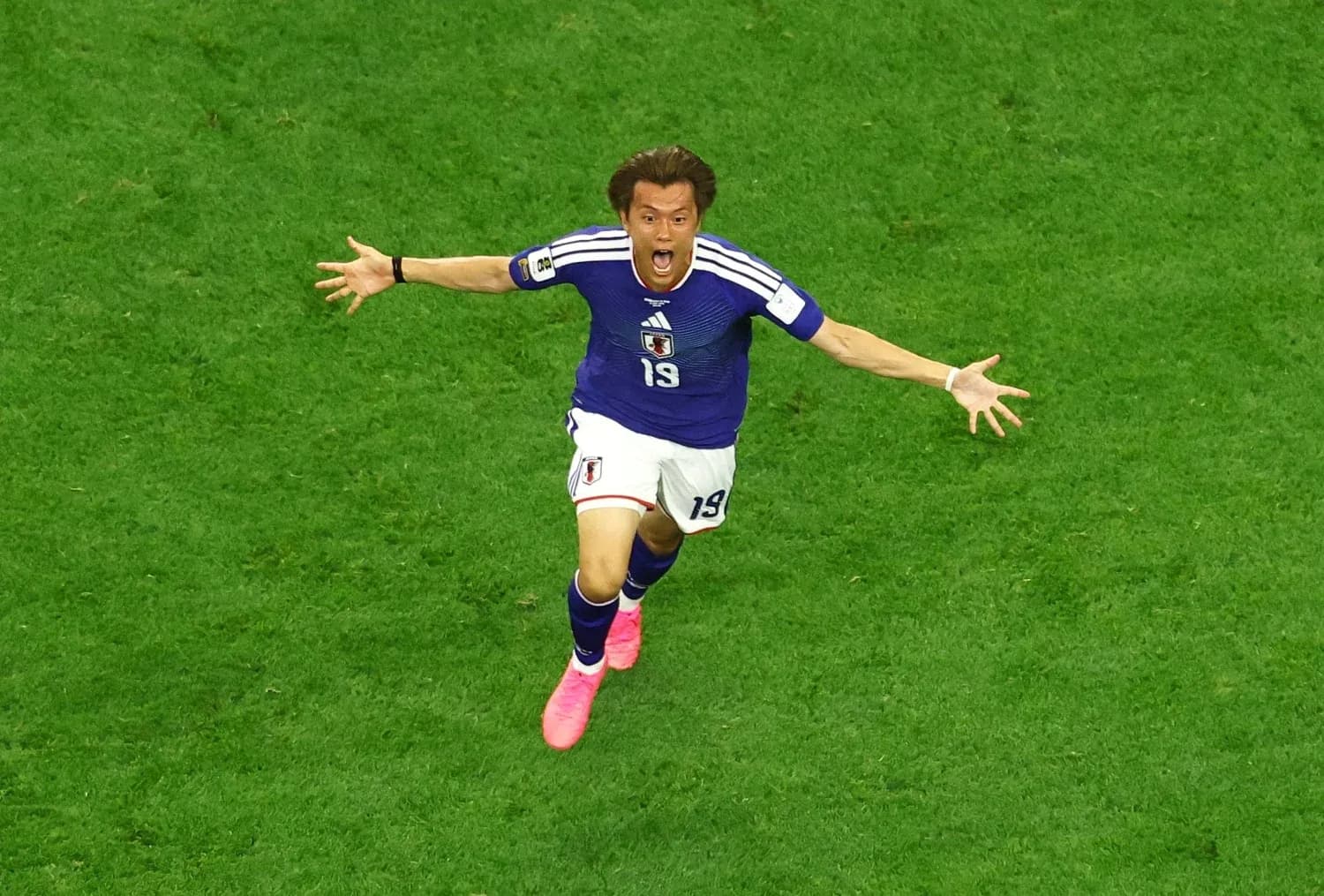 Jugador japonés celebrando un gol