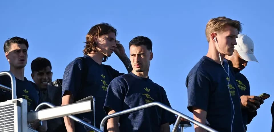 Jugadores descendiendo de un autobús en entrenamiento