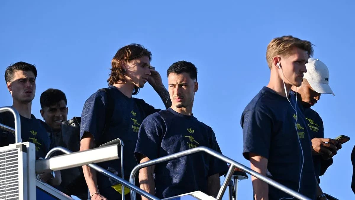 Jugadores descendiendo de un autobús en entrenamiento