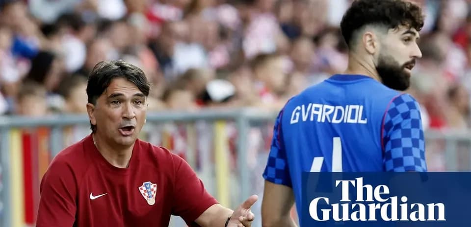 Entrenador de Croacia dando instrucciones a jugador