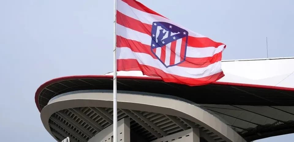 Bandera del Atlético de Madrid ondeando en estadio
