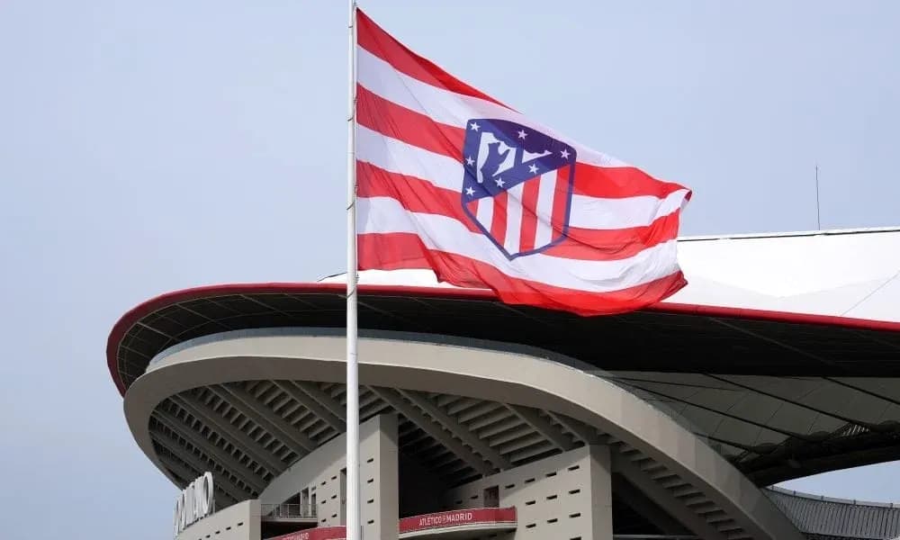 Bandera del Atlético de Madrid ondeando en estadio