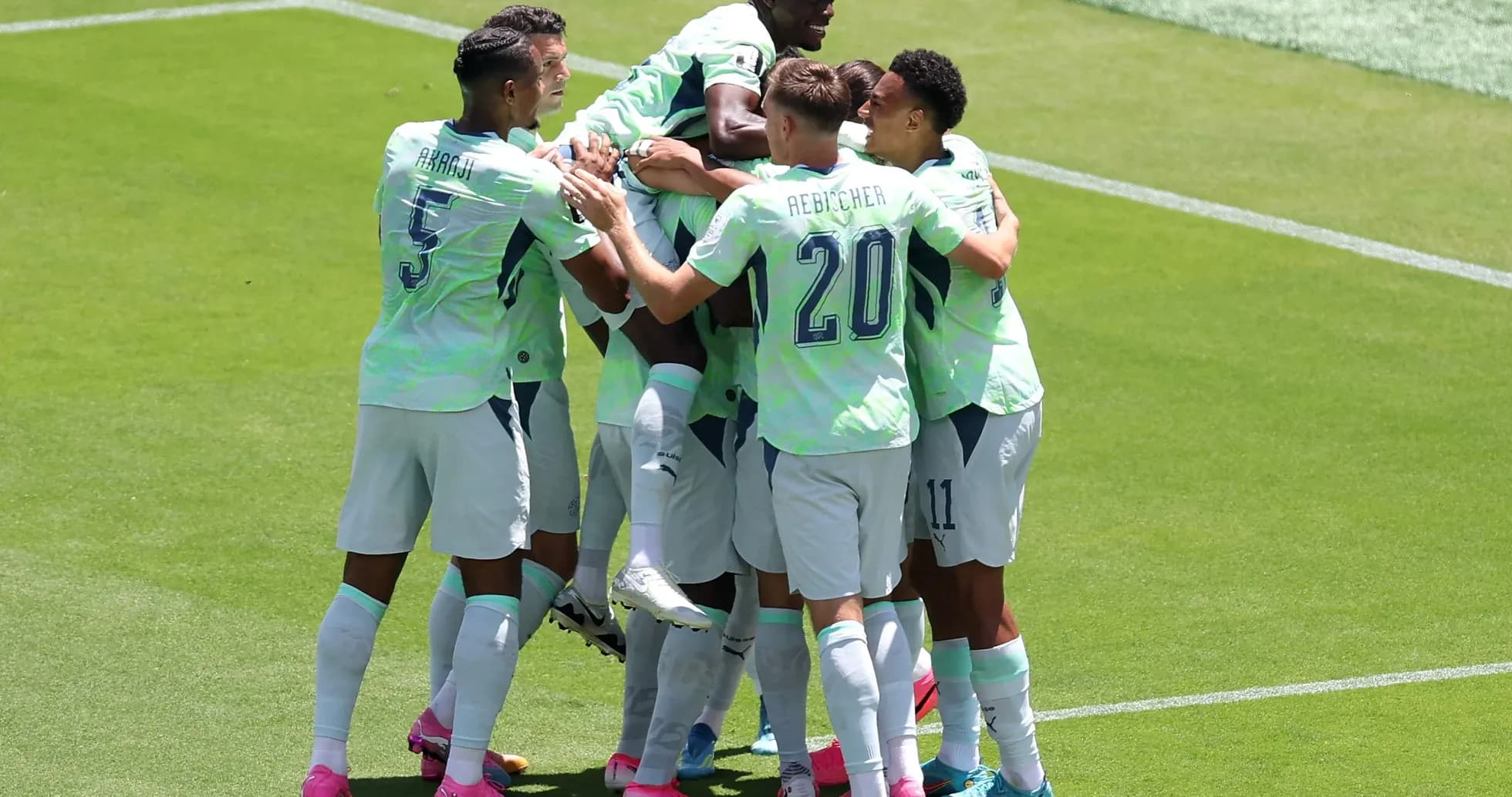 Jugadores de Suiza celebrando un gol