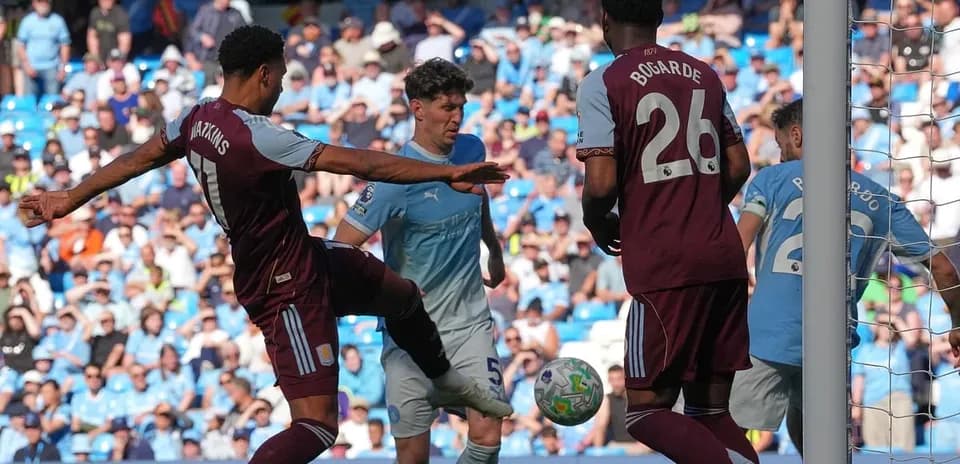 Jugador de Aston Villa en acción contra Manchester City
