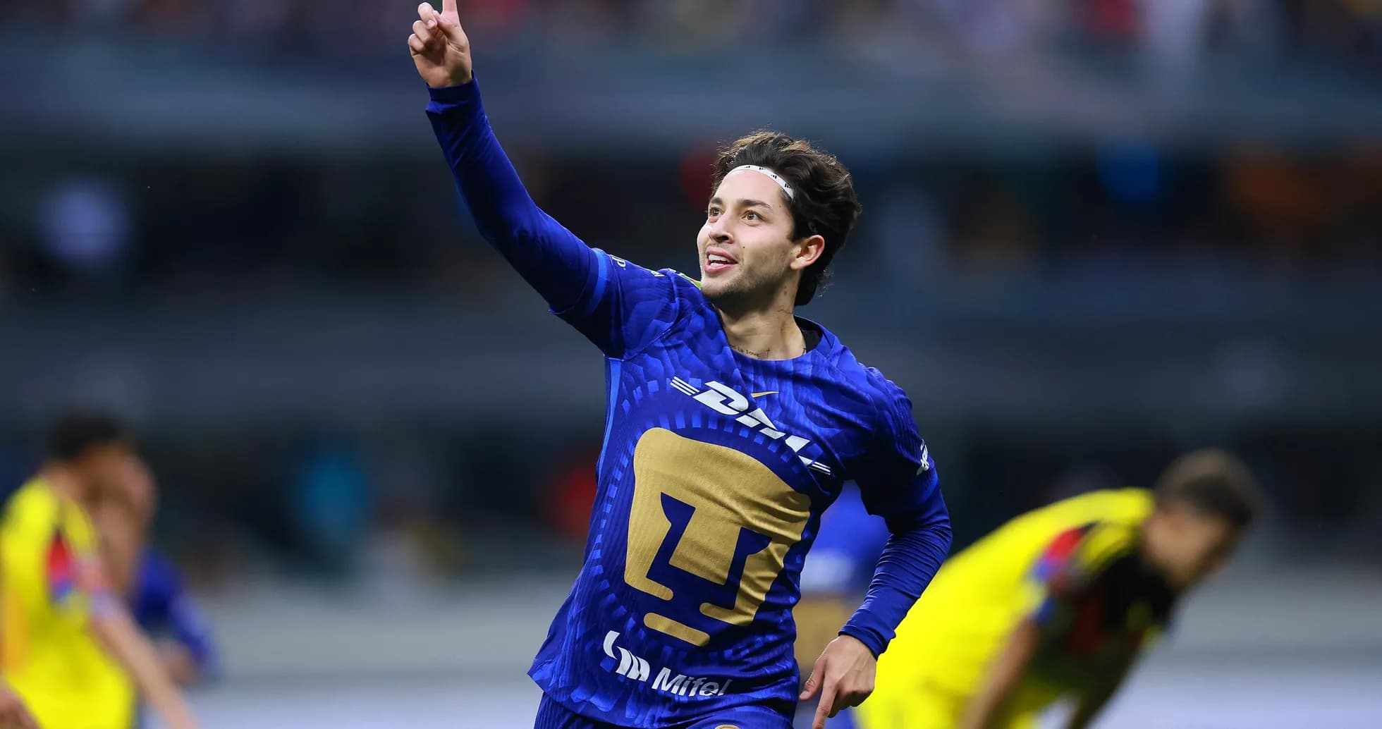 Jugador de Pumas celebra un gol