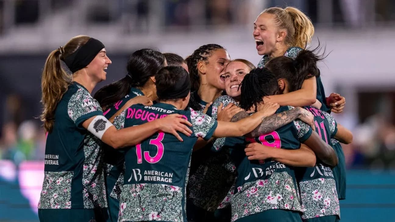 Jugadoras de San Diego Wave celebrando un gol