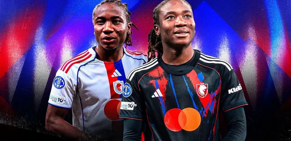 Dos jugadores con camisetas de clubes de fútbol