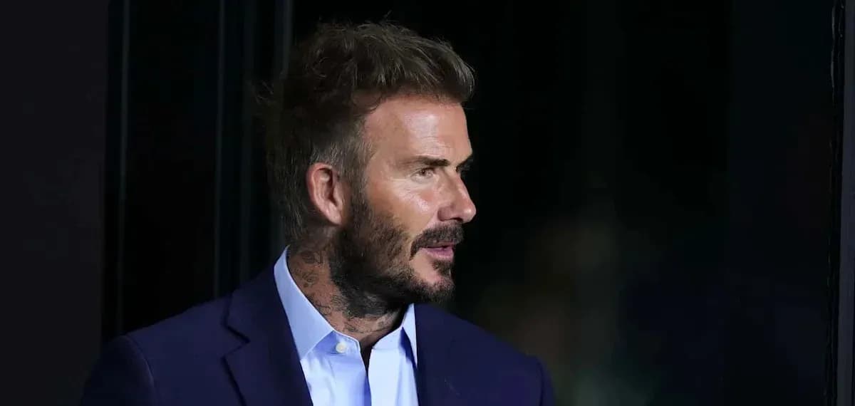 Hombre con cabello rubio y barba en traje oscuro