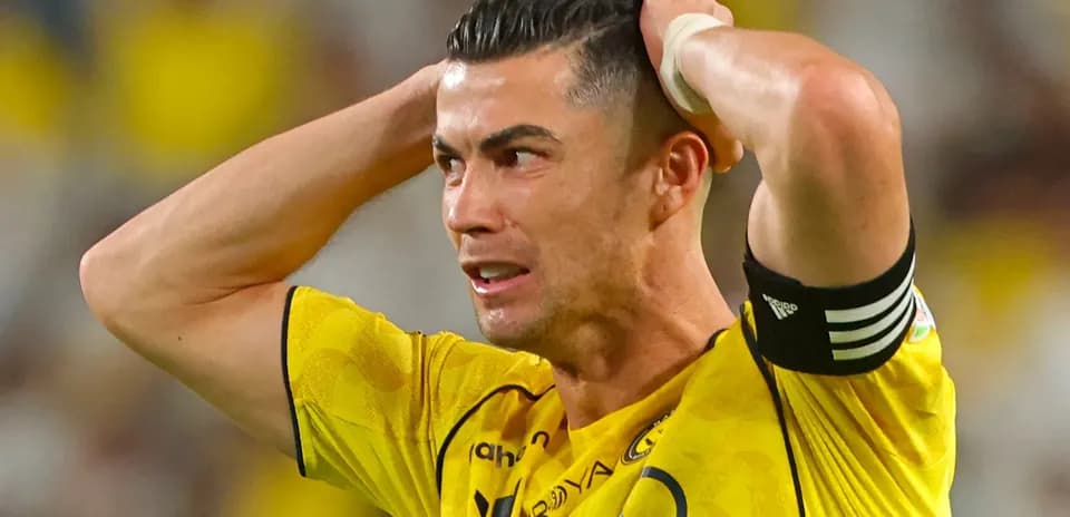 Jugador con camiseta amarilla sosteniendo la cabeza