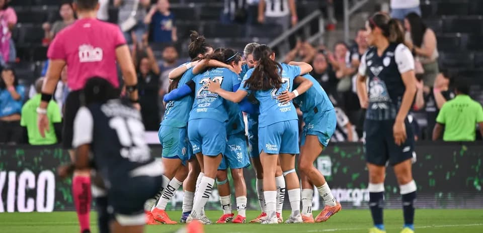 Jugadoras de Monterrey celebrando un gol