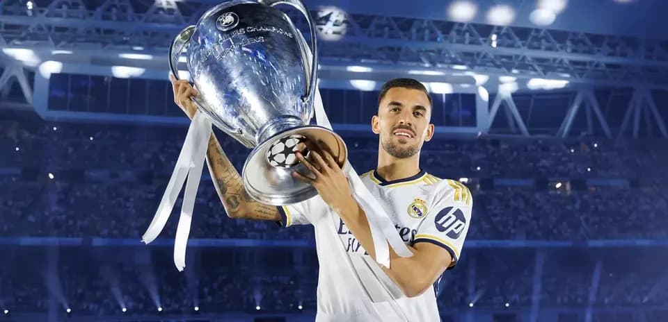 Jugador de Real Madrid levantando trofeo de Champions