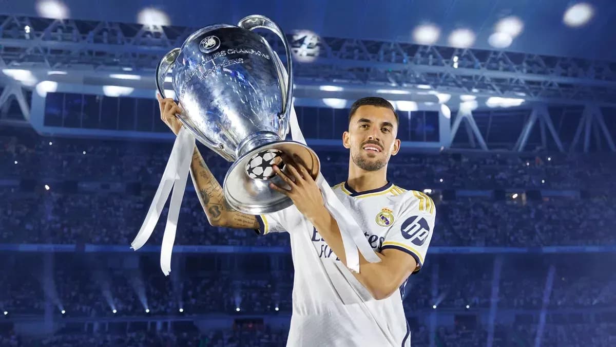 Jugador de Real Madrid levantando trofeo de Champions