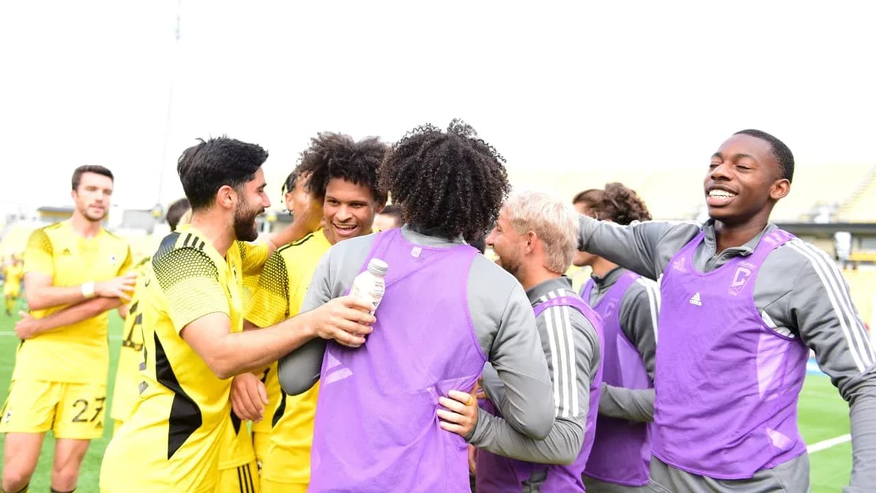 Jugadores de Columbus Crew II celebrando en el campo