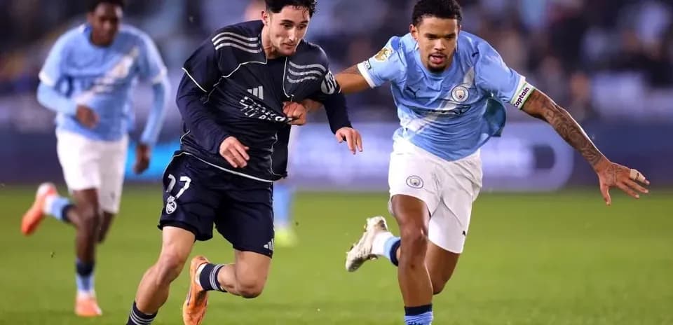 Jugadores de Real Madrid y Manchester City persiguiendo el balón
