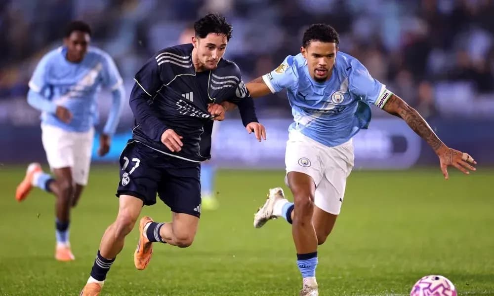 Jugadores de Real Madrid y Manchester City persiguiendo el balón