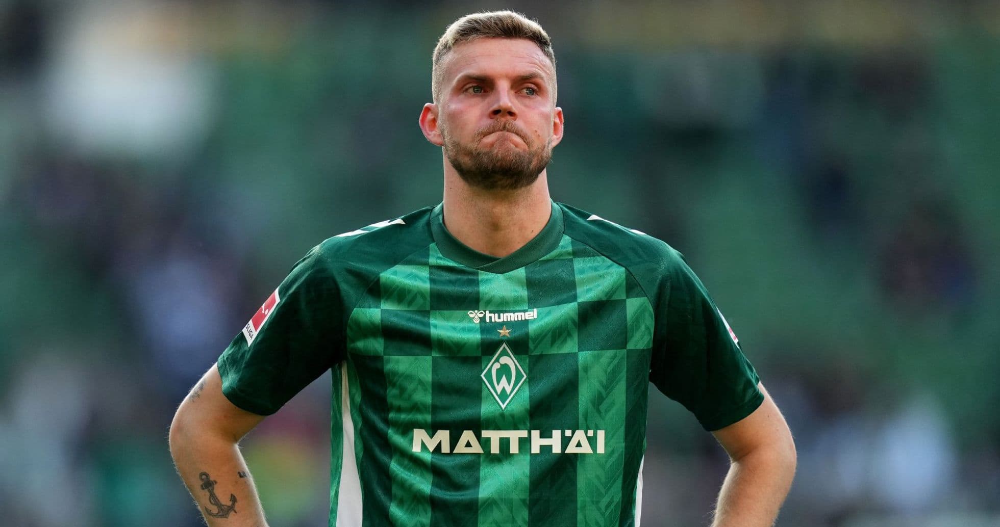 Jugador con camiseta verde de Werder Bremen en el campo