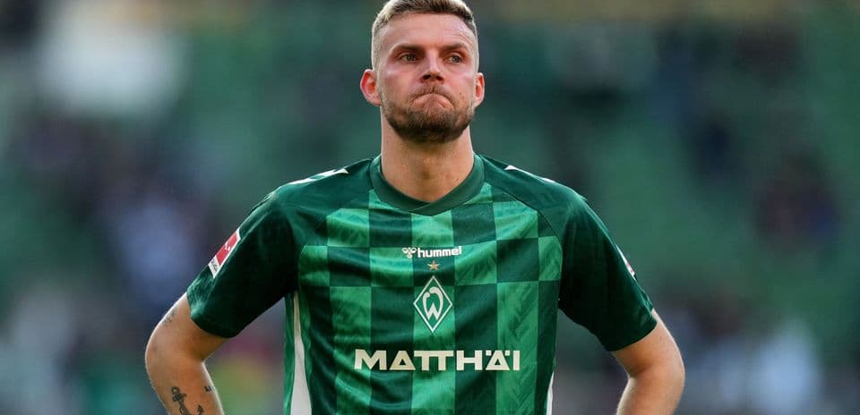 Jugador con camiseta verde de Werder Bremen en el campo
