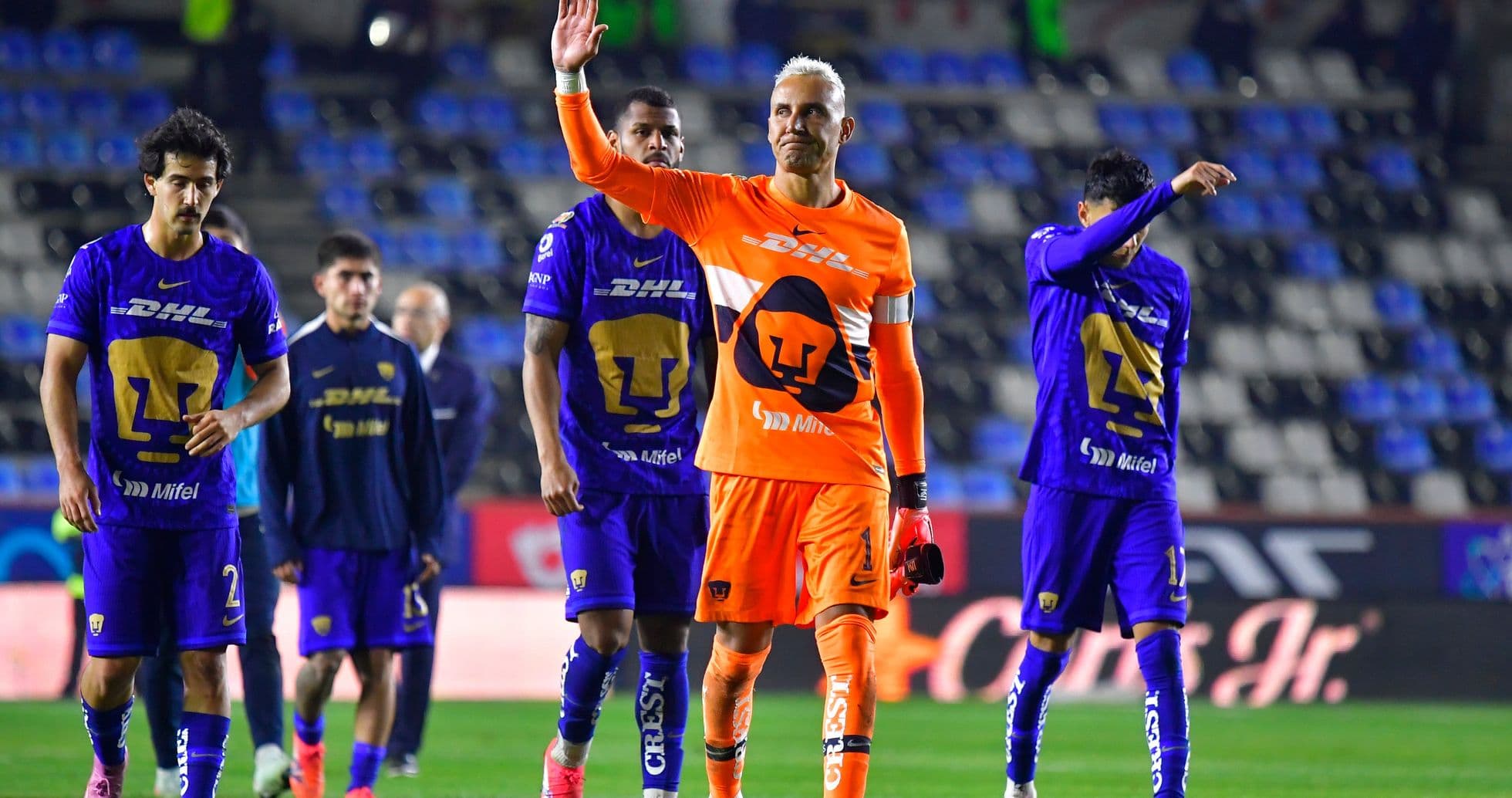 Jugadores de Pumas celebrando después del partido