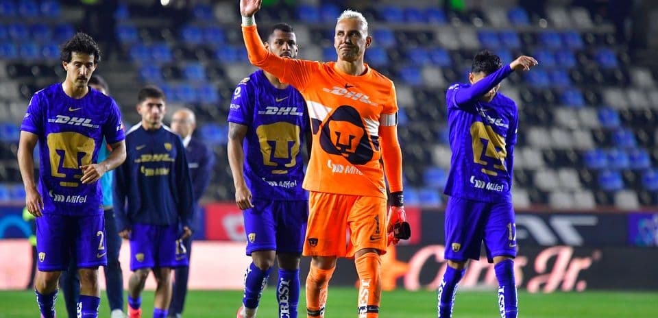 Jugadores de Pumas celebrando después del partido