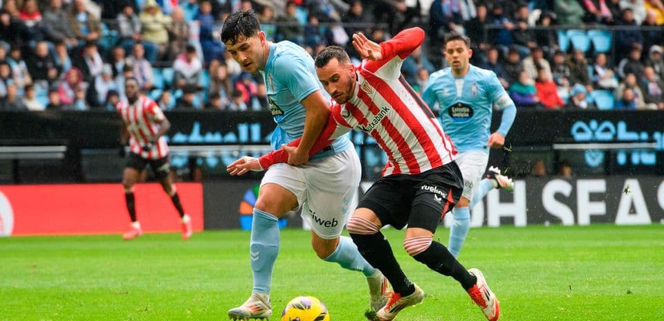 Dos jugadores luchando por el balón en el partido