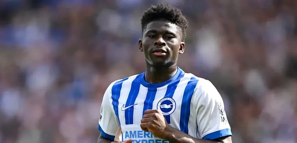 Jugador de Brighton & Hove Albion corriendo en el campo