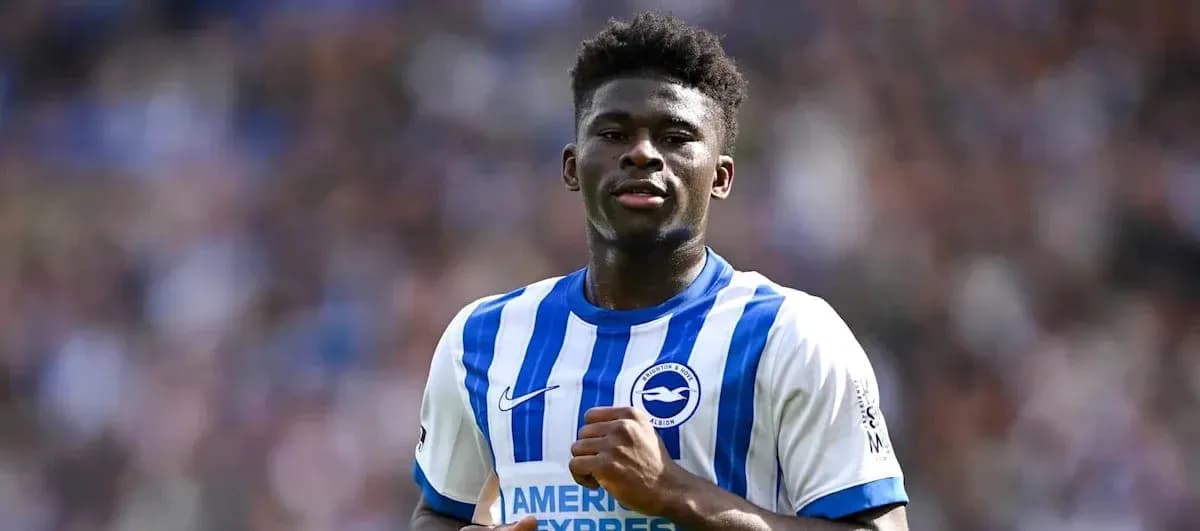 Jugador de Brighton & Hove Albion corriendo en el campo