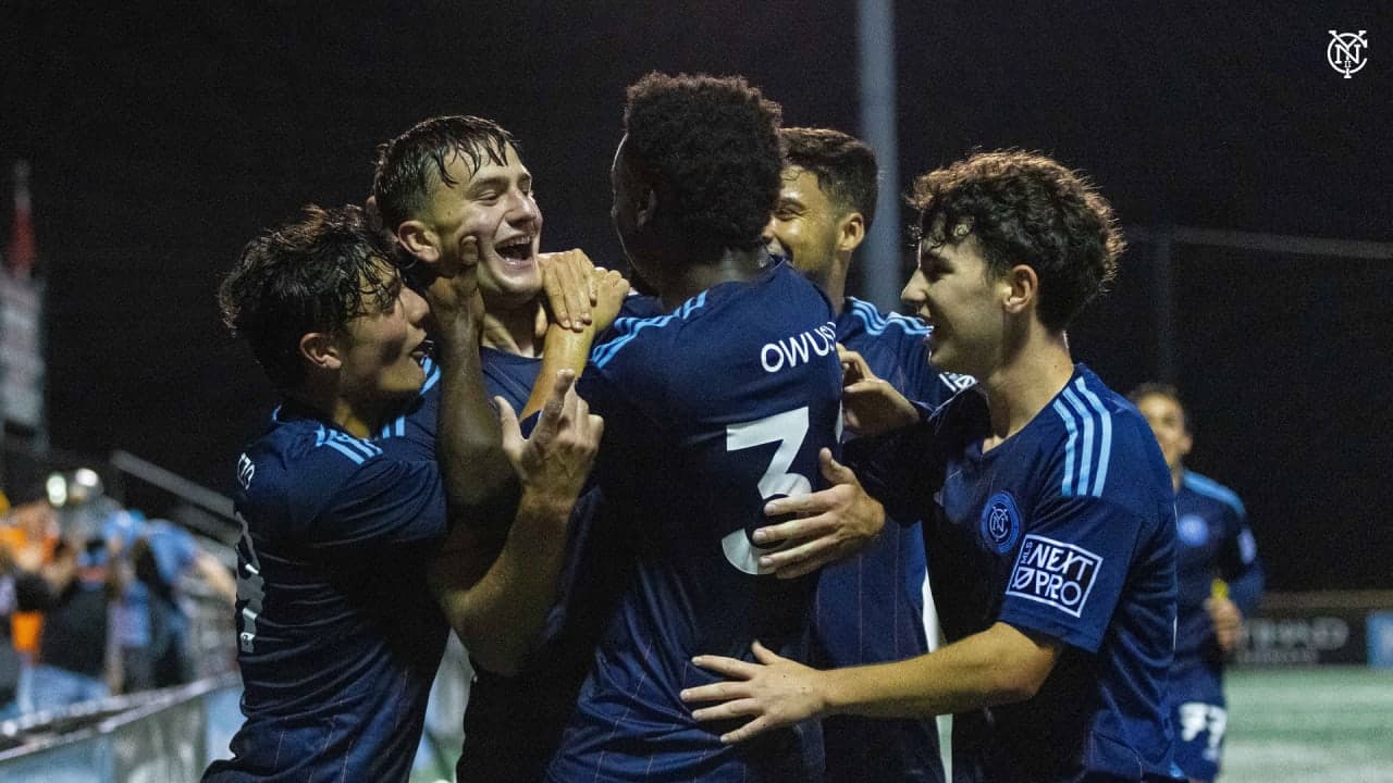 Jugadores celebrando un gol de NYC II