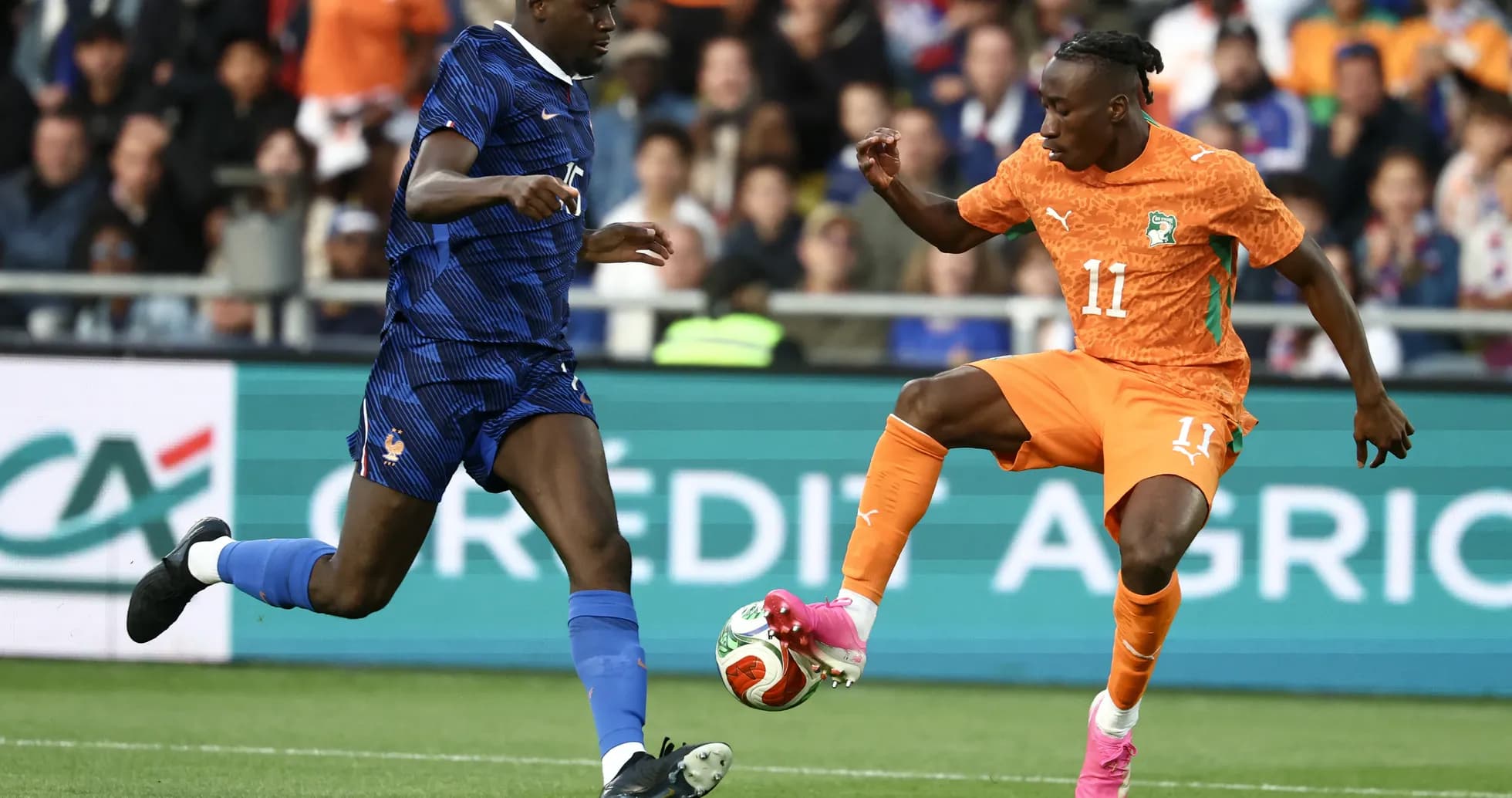 Jugador de Francia y jugador de Costa de Marfil en acción