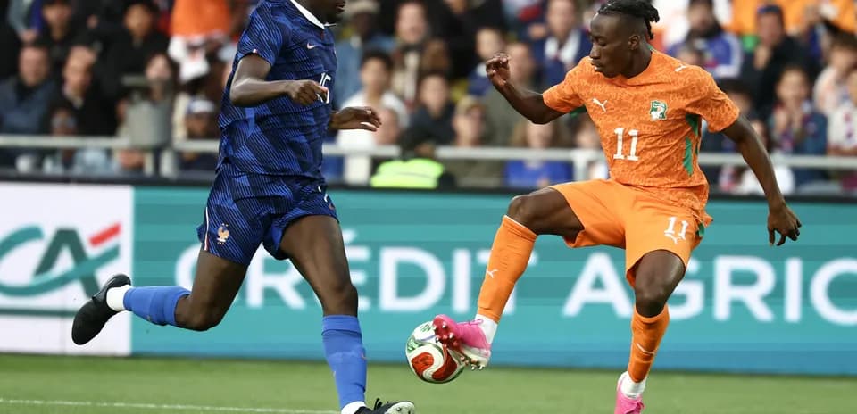 Jugador de Francia y jugador de Costa de Marfil en acción
