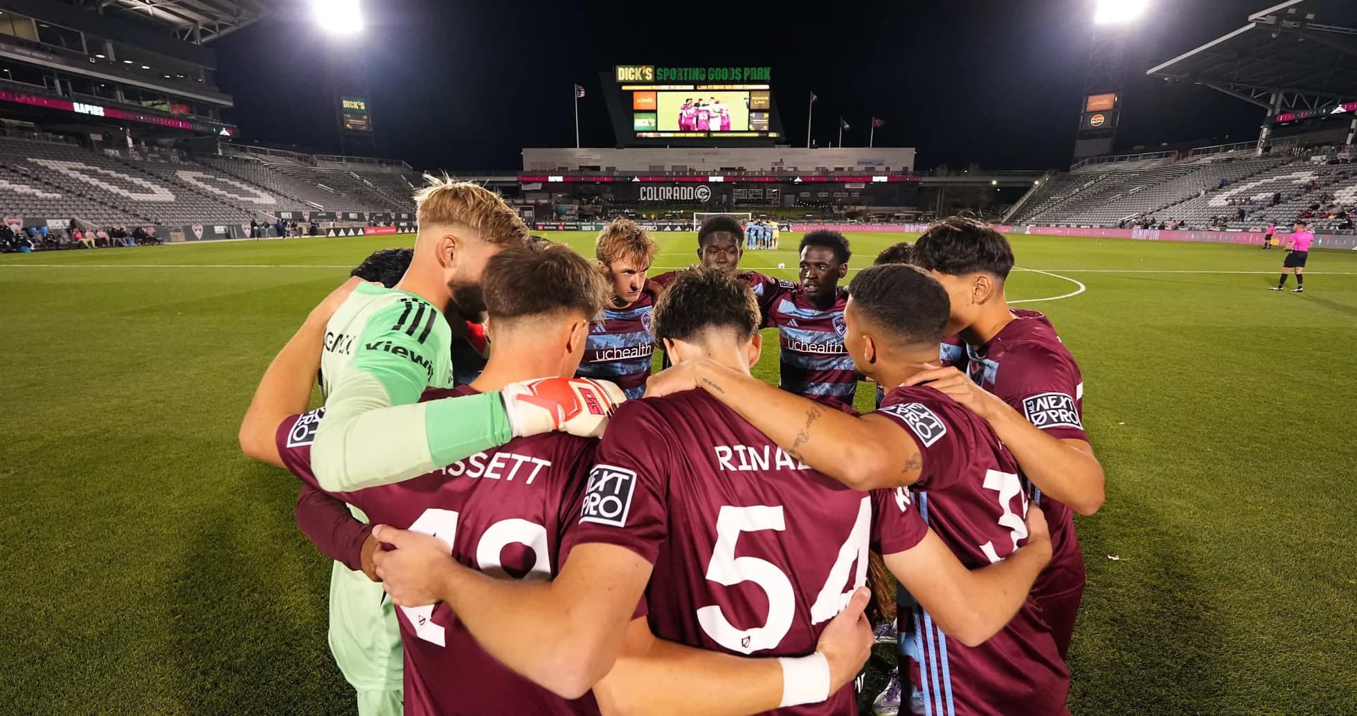 Equipo Colorado Rapids II en huddle antes del partido
