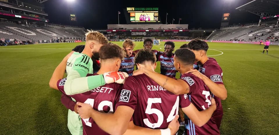 Equipo Colorado Rapids II en huddle antes del partido